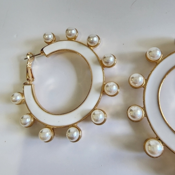 NEW Pearl White Gold Enamel Hoop Earrings - Picture 5 of 8